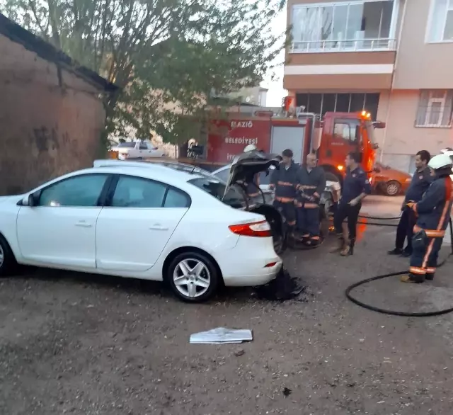 Elazığ'da park halindeki 3 araç yandı Elazığ'da park halindeki 3 araç yandı
