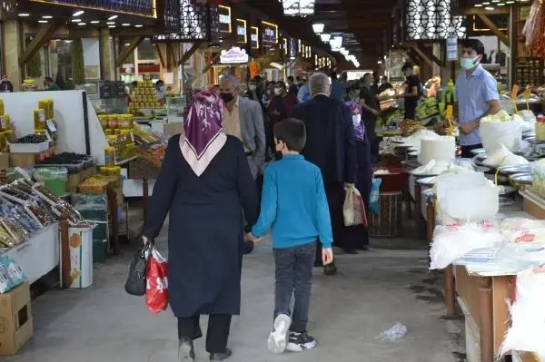 ELAZIĞ'DA 'TAM KAPANMA' ÖNCESİ ALIŞVERİŞ YOĞUNLUĞU ELAZIĞ'DA 'TAM KAPANMA' ÖNCESİ ALIŞVERİŞ YOĞUNLUĞU