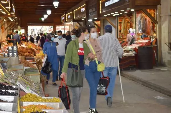 ELAZIĞ'DA 'TAM KAPANMA' ÖNCESİ ALIŞVERİŞ YOĞUNLUĞU ELAZIĞ'DA 'TAM KAPANMA' ÖNCESİ ALIŞVERİŞ YOĞUNLUĞU