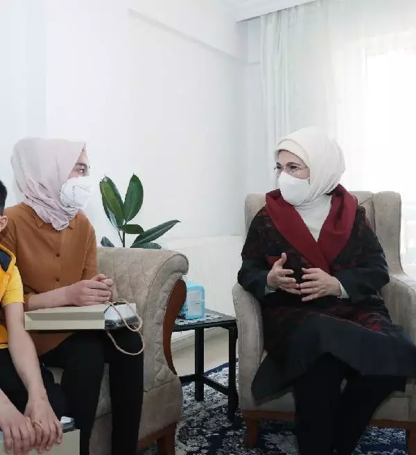 Emine Erdoğan'dan Suriyeli aileye ziyaret Emine Erdoğan'dan Suriyeli aileye ziyaret