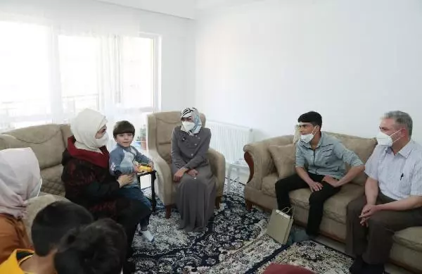 Emine Erdoğan'dan Suriyeli aileye ziyaret Emine Erdoğan'dan Suriyeli aileye ziyaret