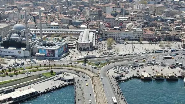 EMİNÖNÜ'NDE SON GÜN YOĞUNLUĞU EMİNÖNÜ'NDE SON GÜN YOĞUNLUĞU