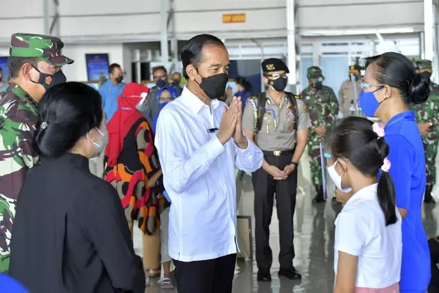 Endonezya Devlet Başkanı Widodo'dan batan denizaltı mürettebatının ailesine yeni ev sözü Endonezya Devlet Başkanı Widodo'dan batan denizaltı mürettebatının ailesine yeni ev sözü