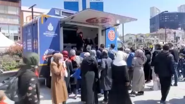 ESENYURT'TA İBB'NİN RAMAZAN HEDİYESİ DAĞITIMINDA SOSYAL MESAFE KURALI HİÇE SAYILDI ESENYURT'TA İBB'NİN RAMAZAN HEDİYESİ DAĞITIMINDA SOSYAL MESAFE KURALI HİÇE SAYILDI