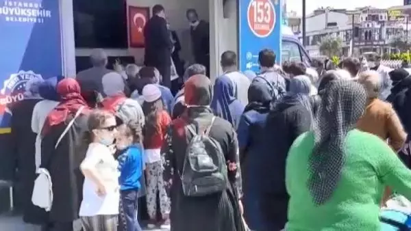 ESENYURT'TA İBB'NİN RAMAZAN HEDİYESİ DAĞITIMINDA SOSYAL MESAFE KURALI HİÇE SAYILDI ESENYURT'TA İBB'NİN RAMAZAN HEDİYESİ DAĞITIMINDA SOSYAL MESAFE KURALI HİÇE SAYILDI