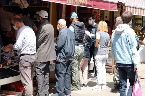 ESKİŞEHİR'DE, 'TAM KAPANMA' ÖNCESİ ALIŞVERİŞ YOĞUNLUĞU ESKİŞEHİR'DE, 'TAM KAPANMA' ÖNCESİ ALIŞVERİŞ YOĞUNLUĞU