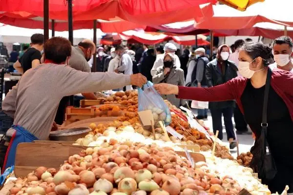 ESKİŞEHİR'DE, 'TAM KAPANMA' ÖNCESİ ALIŞVERİŞ YOĞUNLUĞU ESKİŞEHİR'DE, 'TAM KAPANMA' ÖNCESİ ALIŞVERİŞ YOĞUNLUĞU