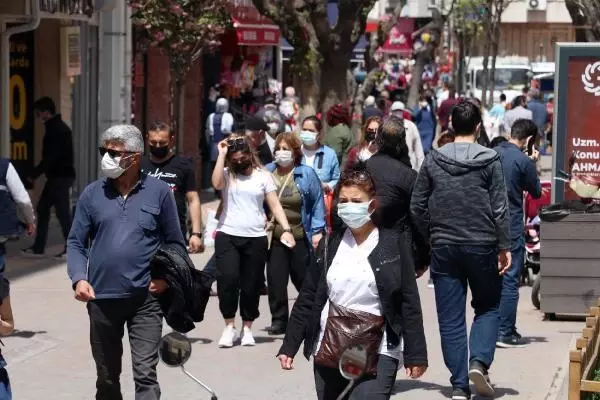 ESKİŞEHİR'DE, 'TAM KAPANMA' ÖNCESİ ALIŞVERİŞ YOĞUNLUĞU ESKİŞEHİR'DE, 'TAM KAPANMA' ÖNCESİ ALIŞVERİŞ YOĞUNLUĞU