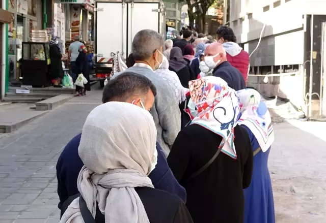 Et alabilmek için saatlerde kuyrukta bekliyorlar Et alabilmek için saatlerde kuyrukta bekliyorlar