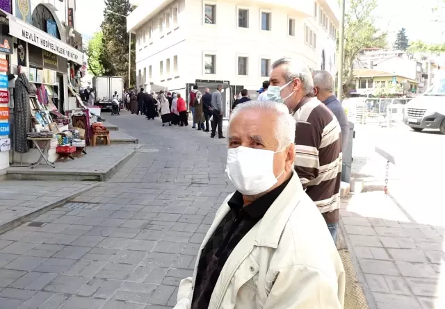 Et alabilmek için saatlerde kuyrukta bekliyorlar Et alabilmek için saatlerde kuyrukta bekliyorlar