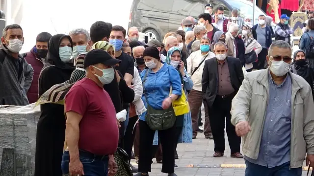Et alabilmek için saatlerde kuyrukta bekliyorlar Et alabilmek için saatlerde kuyrukta bekliyorlar