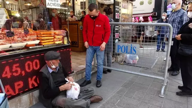 Et alabilmek için saatlerde kuyrukta bekliyorlar Et alabilmek için saatlerde kuyrukta bekliyorlar
