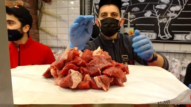 Et alabilmek için saatlerde kuyrukta bekliyorlar Et alabilmek için saatlerde kuyrukta bekliyorlar