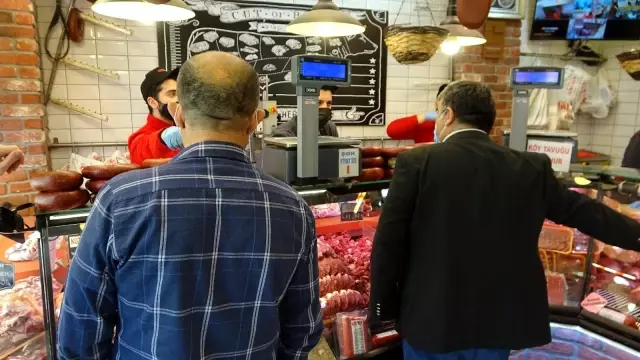 Et alabilmek için saatlerde kuyrukta bekliyorlar Et alabilmek için saatlerde kuyrukta bekliyorlar