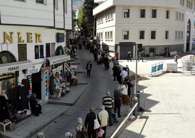 Et alabilmek için saatlerde kuyrukta bekliyorlar Et alabilmek için saatlerde kuyrukta bekliyorlar