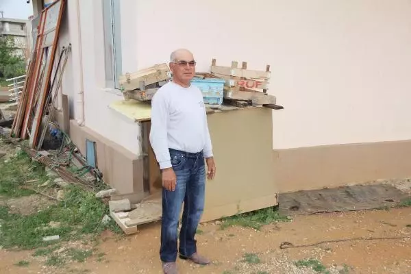 EVİN ÖNÜNDE BAĞLI DURAN KÖPEĞİ TABANCAYLA YARALAYIP, KAÇTILAR EVİN ÖNÜNDE BAĞLI DURAN KÖPEĞİ TABANCAYLA YARALAYIP, KAÇTILAR