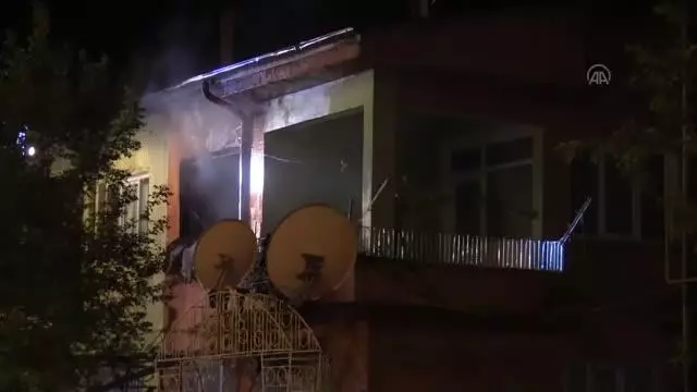 Evini ateşe veren genç, biber gazı kullanılarak etkisiz hale getirildi Evini ateşe veren genç, biber gazı kullanılarak etkisiz hale getirildi