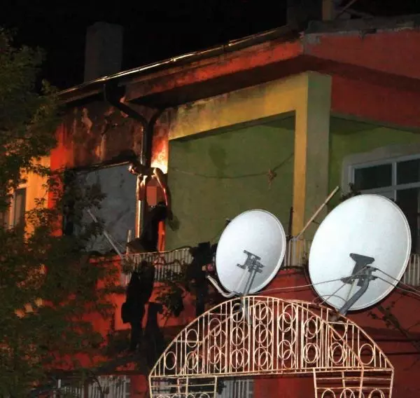 Evini ateşe veren şahıs, kendini cam parçalarıyla yaraladı Evini ateşe veren şahıs, kendini cam parçalarıyla yaraladı