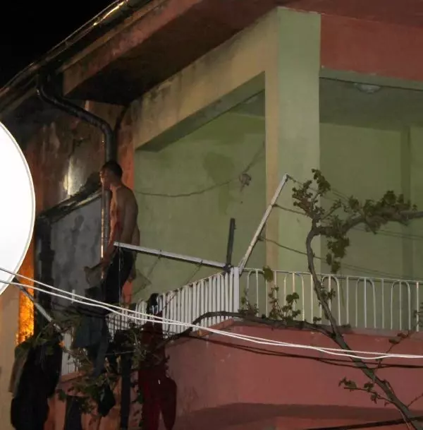 Evini ateşe veren şahıs, kendini cam parçalarıyla yaraladı Evini ateşe veren şahıs, kendini cam parçalarıyla yaraladı