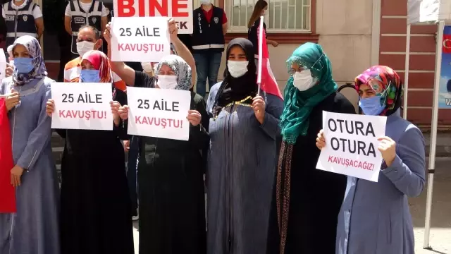 Evlat nöbetindeki aileler: 'Her gün yeni bir fidan kazanıyoruz' Evlat nöbetindeki aileler: 'Her gün yeni bir fidan kazanıyoruz'