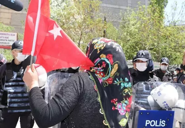 Eyleme katılan ailelerden, Biden'ın açıklamasına destek veren HDP'ye tepki Eyleme katılan ailelerden, Biden'ın açıklamasına destek veren HDP'ye tepki
