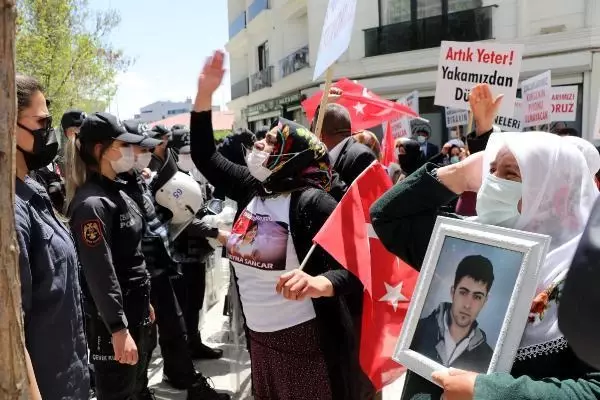 Eyleme katılan ailelerden, Biden'ın açıklamasına destek veren HDP'ye tepki Eyleme katılan ailelerden, Biden'ın açıklamasına destek veren HDP'ye tepki