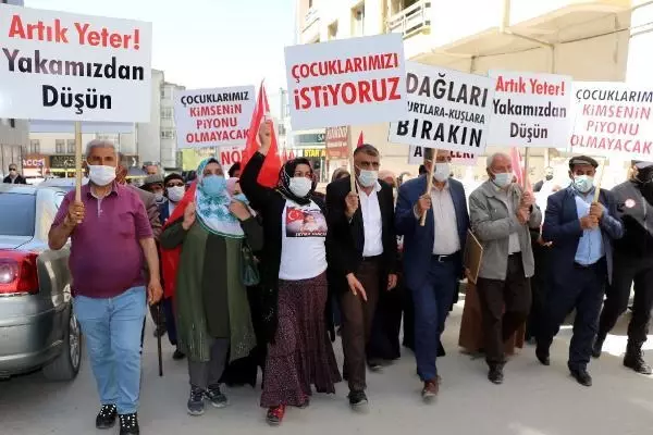 Eyleme katılan ailelerden, Biden'ın açıklamasına destek veren HDP'ye tepki Eyleme katılan ailelerden, Biden'ın açıklamasına destek veren HDP'ye tepki