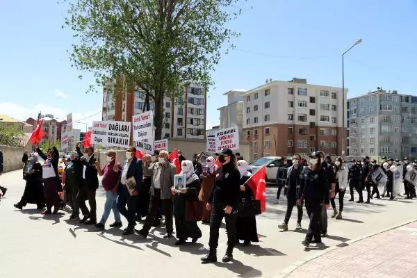 Eyleme katılan ailelerden, Biden'ın açıklamasına destek veren HDP'ye tepki Eyleme katılan ailelerden, Biden'ın açıklamasına destek veren HDP'ye tepki