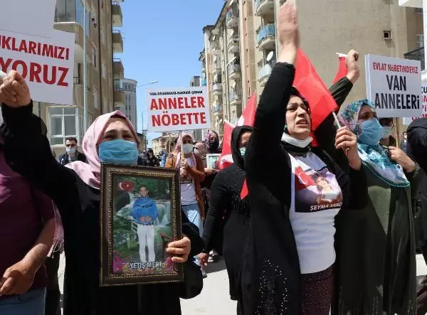 Eyleme katılan ailelerden, Biden'ın açıklamasına destek veren HDP'ye tepki Eyleme katılan ailelerden, Biden'ın açıklamasına destek veren HDP'ye tepki