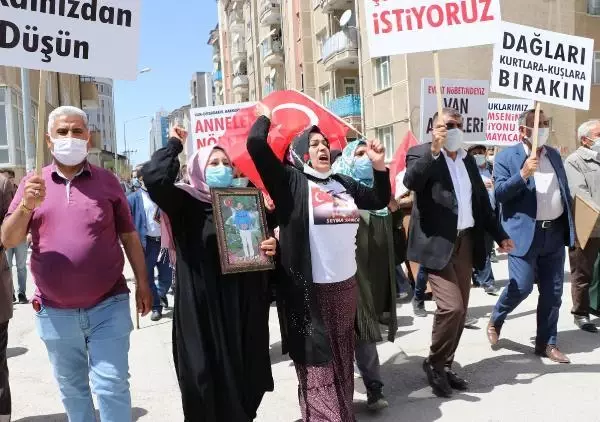 Eyleme katılan ailelerden, Biden'ın açıklamasına destek veren HDP'ye tepki Eyleme katılan ailelerden, Biden'ın açıklamasına destek veren HDP'ye tepki