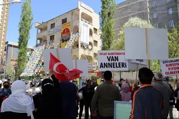 Eyleme katılan ailelerden, Biden'ın açıklamasına destek veren HDP'ye tepki Eyleme katılan ailelerden, Biden'ın açıklamasına destek veren HDP'ye tepki
