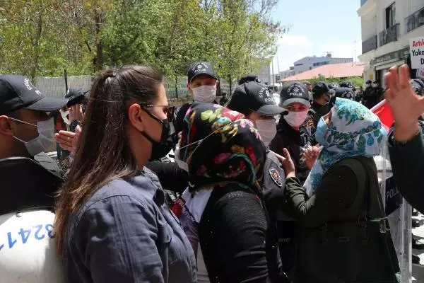 Eyleme katılan ailelerden, Biden'ın açıklamasına destek veren HDP'ye tepki Eyleme katılan ailelerden, Biden'ın açıklamasına destek veren HDP'ye tepki