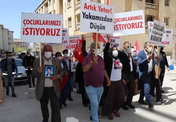 Eyleme katılan ailelerden, Biden'ın açıklamasına destek veren HDP'ye tepki Eyleme katılan ailelerden, Biden'ın açıklamasına destek veren HDP'ye tepki