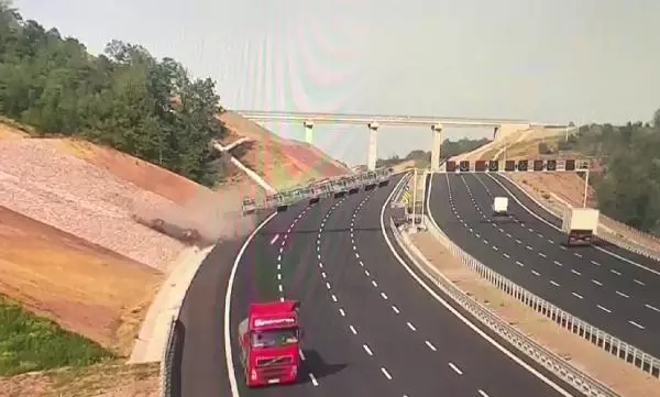 FAHRİ KONSOLOS İLE BİRLİKTE 4 KİŞİNİN ÖLDÜĞÜ KAZA KAMERADA FAHRİ KONSOLOS İLE BİRLİKTE 4 KİŞİNİN ÖLDÜĞÜ KAZA KAMERADA