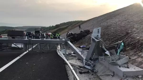 FAHRİ KONSOLOS İLE BİRLİKTE 4 KİŞİNİN ÖLDÜĞÜ KAZA KAMERADA FAHRİ KONSOLOS İLE BİRLİKTE 4 KİŞİNİN ÖLDÜĞÜ KAZA KAMERADA