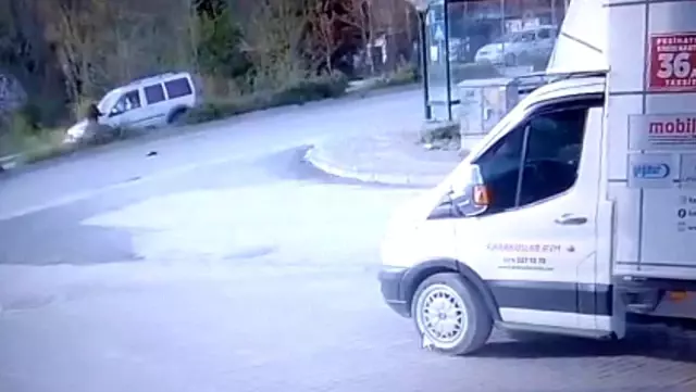 Feci kaza güvenlik kamerasına yansıdı Feci kaza güvenlik kamerasına yansıdı