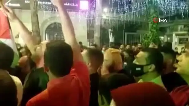 Filistin'de yüzlerce kişi seçimlerin ertelenmemesi için protesto düzenledi Filistin'de yüzlerce kişi seçimlerin ertelenmemesi için protesto düzenledi