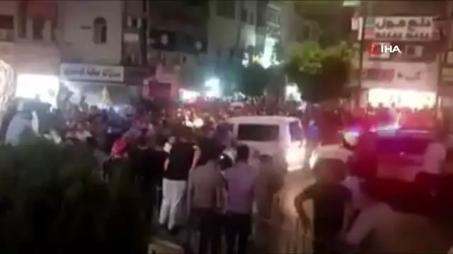 Filistin'de yüzlerce kişi seçimlerin ertelenmemesi için protesto düzenledi Filistin'de yüzlerce kişi seçimlerin ertelenmemesi için protesto düzenledi