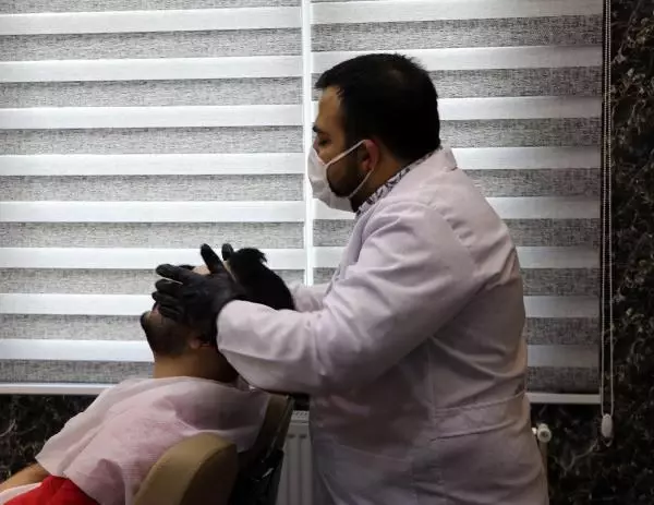 GAZİANTEP'TE 'TAM KAPANMA' ÖNCESİ BERBERLERDE YOĞUNLUK GAZİANTEP'TE 'TAM KAPANMA' ÖNCESİ BERBERLERDE YOĞUNLUK