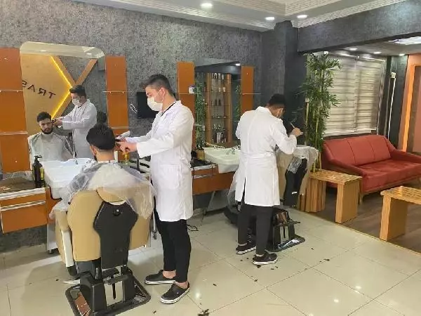 GAZİANTEP'TE 'TAM KAPANMA' ÖNCESİ BERBERLERDE YOĞUNLUK GAZİANTEP'TE 'TAM KAPANMA' ÖNCESİ BERBERLERDE YOĞUNLUK