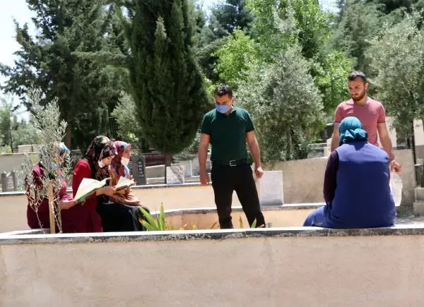 GAZİANTEP'TE 'TAM KAPANMA' ÖNCESİ MEZARLIK ZİYARETİ GAZİANTEP'TE 'TAM KAPANMA' ÖNCESİ MEZARLIK ZİYARETİ
