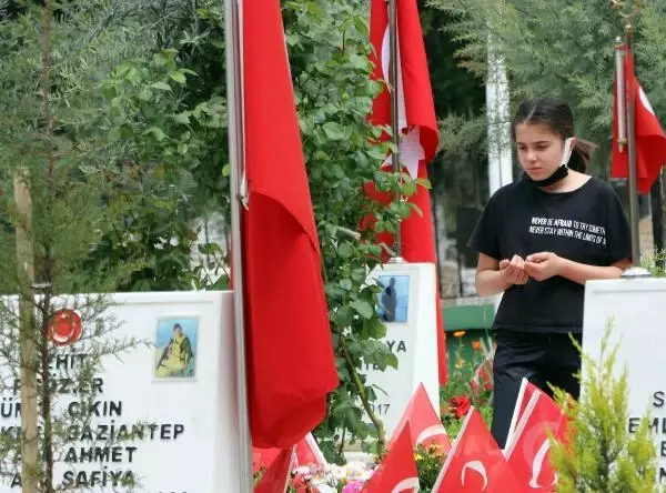 GAZİANTEP'TE 'TAM KAPANMA' ÖNCESİ MEZARLIK ZİYARETİ GAZİANTEP'TE 'TAM KAPANMA' ÖNCESİ MEZARLIK ZİYARETİ