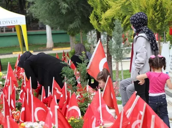 GAZİANTEP'TE 'TAM KAPANMA' ÖNCESİ MEZARLIK ZİYARETİ GAZİANTEP'TE 'TAM KAPANMA' ÖNCESİ MEZARLIK ZİYARETİ