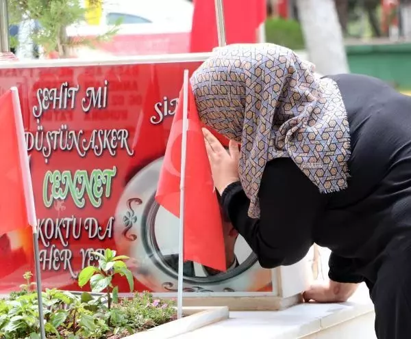 GAZİANTEP'TE 'TAM KAPANMA' ÖNCESİ MEZARLIK ZİYARETİ GAZİANTEP'TE 'TAM KAPANMA' ÖNCESİ MEZARLIK ZİYARETİ