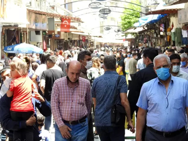 'Tam kapanma' öncesi korkutan görüntü...Gaziantepliler çarşılara akın etti 'Tam kapanma' öncesi korkutan görüntü...Gaziantepliler çarşılara akın etti