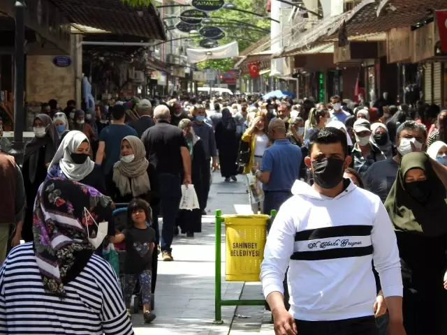 'Tam kapanma' öncesi korkutan görüntü...Gaziantepliler çarşılara akın etti 'Tam kapanma' öncesi korkutan görüntü...Gaziantepliler çarşılara akın etti