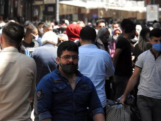 'Tam kapanma' öncesi korkutan görüntü...Gaziantepliler çarşılara akın etti 'Tam kapanma' öncesi korkutan görüntü...Gaziantepliler çarşılara akın etti