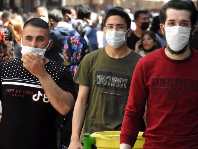 'Tam kapanma' öncesi korkutan görüntü...Gaziantepliler çarşılara akın etti 'Tam kapanma' öncesi korkutan görüntü...Gaziantepliler çarşılara akın etti