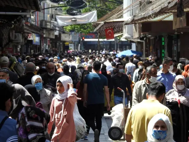 'Tam kapanma' öncesi korkutan görüntü...Gaziantepliler çarşılara akın etti 'Tam kapanma' öncesi korkutan görüntü...Gaziantepliler çarşılara akın etti