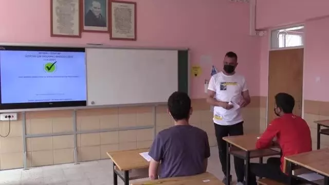 Genç yaşta kanseri yenen öğretmen, öğrencilerini geleceğe hazırlıyor Genç yaşta kanseri yenen öğretmen, öğrencilerini geleceğe hazırlıyor
